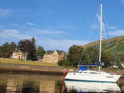 For Sale: Twin keel sailing yacht Hunter Channel 32