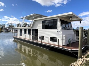 Appartment style living, two deck, houseboat.