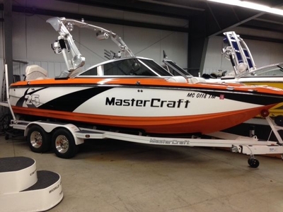 MASTERCRAFT X25 WAKEBOARD BOAT 90 HOURS POWER TOWER