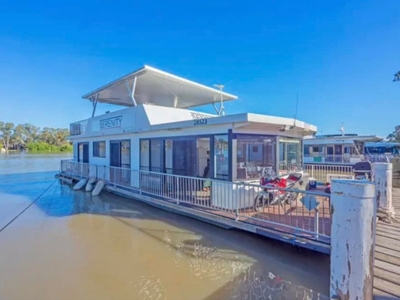 BUY TO USE AS COMMERCIAL OR AS PERSONAL HOUSEBOAT