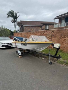 Runabout Boat With Extras !!