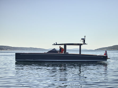 Outboard express cruiser - SHADOW - Nautor Swan - triple-engine / open / center console