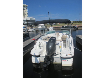 2015 Hurricane SunDeck 2200 OB powerboat for sale in Michigan