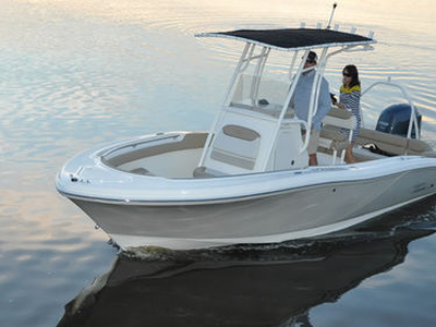 Outboard center console boat - Islander 202 - PIONEER BOATS - for fishing / 8-person max. / sundeck