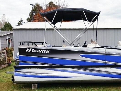 20ft Pontoon Boat - 4 Stroke Honda Outboard. Great Condition Restored