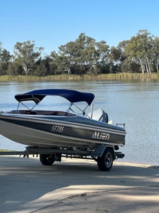 Ski Boat Sterling monza ski boat with 140hp Yamaha outboard