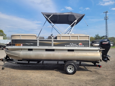 2021 Sun Tracker Party Barge 18 DLX