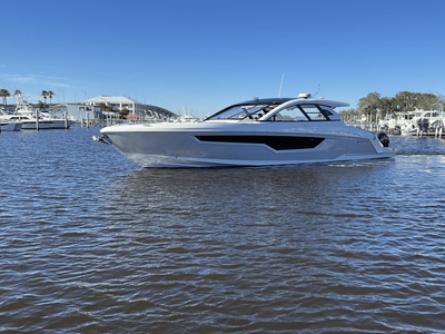 Cruisers Yachts 50 GLS Outboard 2024
