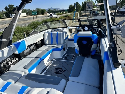 Malibu Boats 22 LSV 2024