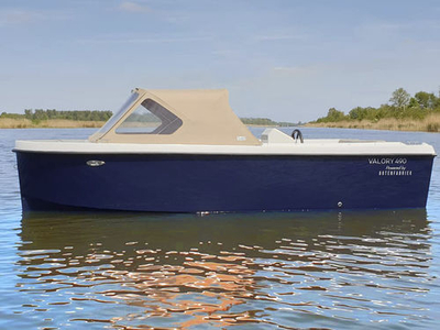 Outboard center console boat - Premium V520 - Boatbuilding Motor Yacht Sp. Z o.o. - rigid / 6-person max. / sundeck