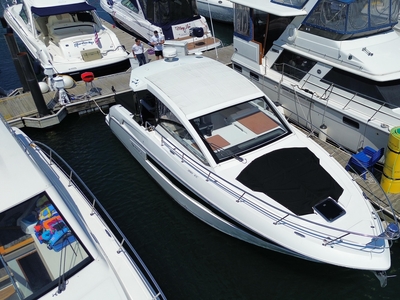 2015 Cruisers Yachts 390 Express Coupe Mulligan | 39ft