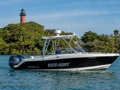 2015 Robalo R247 Dual Console Rock-Away | 24ft