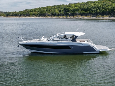 2017 Cruisers Yachts 390 Express Coupe | 39ft