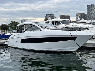 2022 Cruisers Yachts 390 Express Coupe | 39ft
