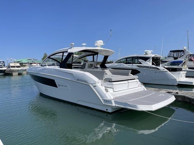 2023 Cruisers Yachts 390 Express Coupe | 39ft