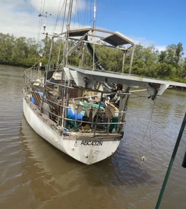 FREE 40 ft YACHT ON ANCHOR EMIGRANT CREEK BALLINA NSW MUST GO ASAP