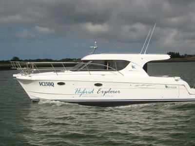 Catamaran express cruiser - V1040 Explorer - Voyager Catamarans - inboard / diesel / twin-engine
