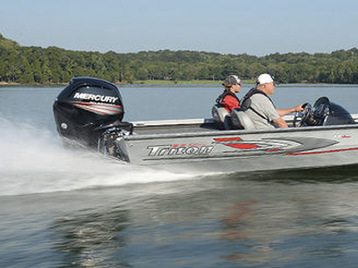 Outboard bass boat - 17 TX - Triton Boats - side console / sport-fishing / 4-person max.