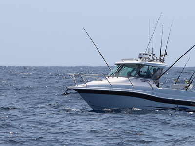 Haines Hunter 725 Enclosed on an Easy Tow Allow Trailer & Powered by Twin F200 Yamaha Outboards