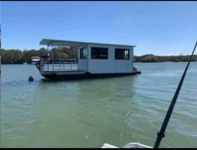 House Boat / Party Pontoon can do finance