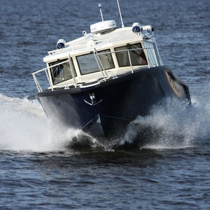 Outboard express cruiser - SOLO 900 - TRIDENT Aluminium Boats - twin-engine / with enclosed flybridge / dive