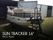 Sun Tracker 16 DLX Party Barge