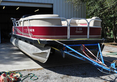 Sun Tracker 22 Ft Deluxe Party Barge Pontoon