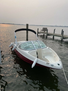 Sea Ray 175 Sport, Red, Inboard Engine, 18 Ft, 7 Seats.