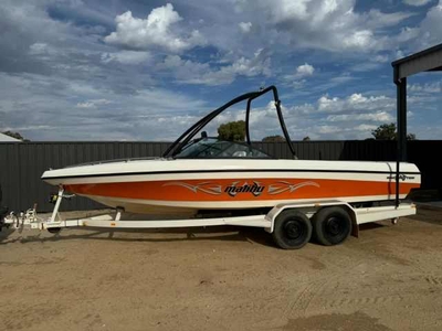 2002 Malibu Wakesetter - Excellent Condition, 11-Seater