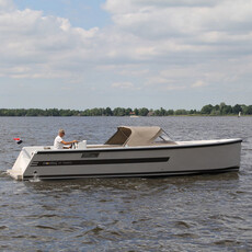 Inboard center console boat - 27 TEMPO - Moonday Yachts - with cabin / sundeck / teak deck