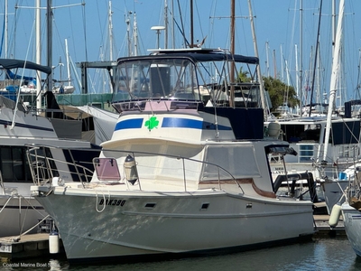 Aquarius 35 Flybridge Cruiser