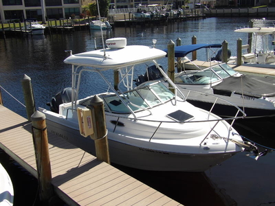 2005 Robalo R225 Walk Around powerboat for sale in Florida