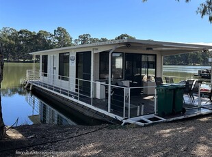 STUNNING ONE BED, MODERN COMMERCIAL HOUSEBOAT.