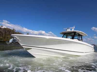 NEW BOSTON WHALER 380 OUTRAGE CENTRE CONSOLE