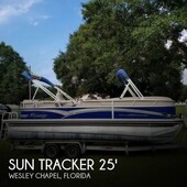 Sun Tracker Party Barge 220 Regency