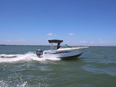 QUINTREX 481 CRUISEABOUT Our Pack 4 powered by the Yamaha F90 HP