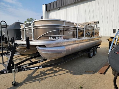 2020 Sun Tracker Party Barge 22 Dlx