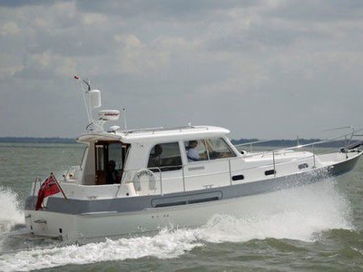 Inboard express cruiser - HARDY 32DS - Hardy Marine - diesel / twin-engine / semi-displacement hull