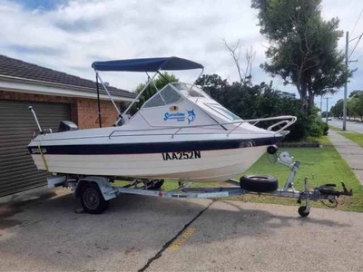 15ft half cabin stejcraft with 85hp oil injection motor