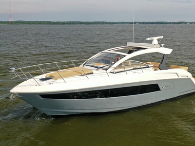 2017 Cruisers Yachts 39' 390 Express Coupe