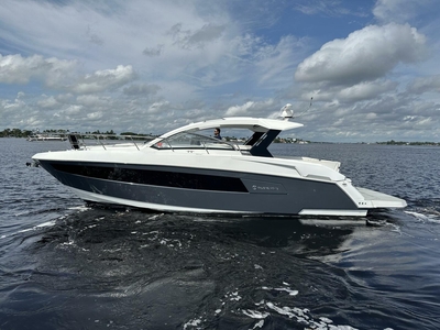 2019 Cruisers Yachts 39' 390 Express Coupe