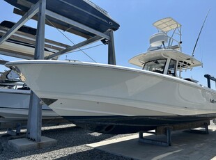 2018 Boston Whaler 330 Outrage | 33ft