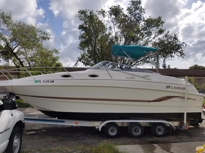 Larson Cabrio 254 Mid Cabin