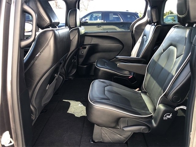 2020 Chrysler Town & Country Limited in North Aurora, IL