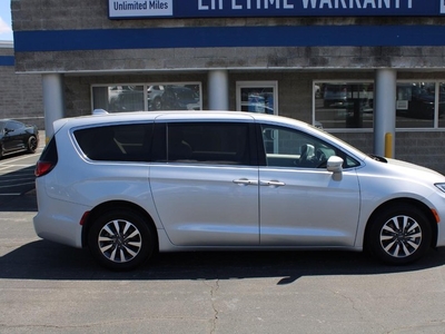 2022 Chrysler Pacifica Hybrid Touring L in Saint Louis, MO
