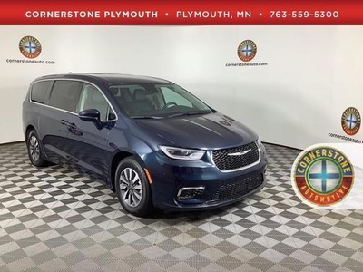 2022 Chrysler Pacifica Hybrid for Sale in Northwoods, Illinois