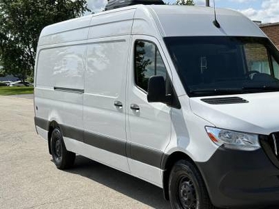 Mercedes-Benz Sprinter Crew Van 2000