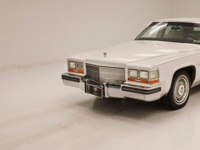 FOR SALE: 1989 Cadillac Fleetwood $9,900 USD