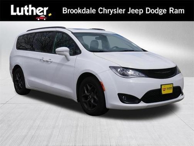 2019 Chrysler Pacifica for Sale in Northwoods, Illinois