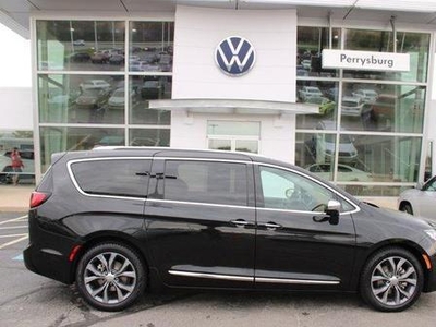 2018 Chrysler Pacifica for Sale in Chicago, Illinois